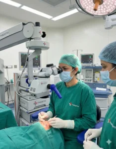 dr charu chaudhary - best eye specialist in lucknow (2)